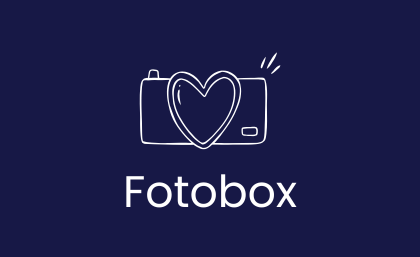 Icon einer Fotobox mit Kamera und Herzsymbol auf dunkelblauem Hintergrund, darunter der Schriftzug Fotobox