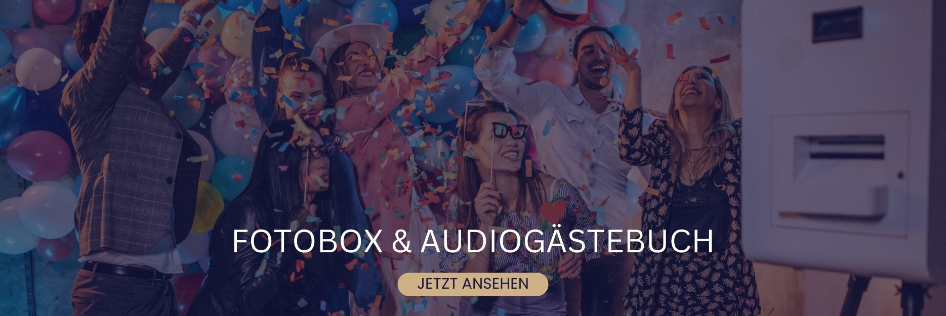 Farbenfrohe Gruppe von Menschen feiert, umgeben von Konfetti und Freude.