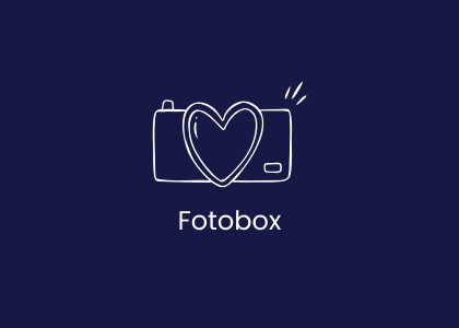 Logo einer Fotobox mit einer herzförmigen Kamerazeichnung und dem Schriftzug "Fotobbox".