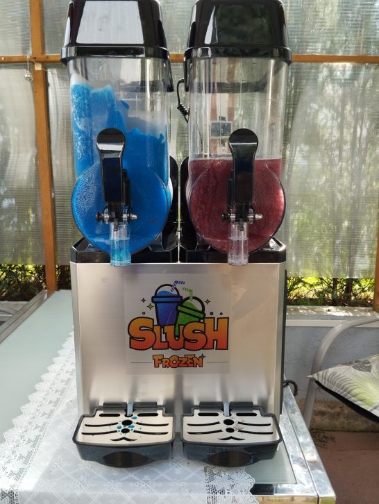 Slush-Eismaschine mit blauen und roten Getränken in zwei Behältern.