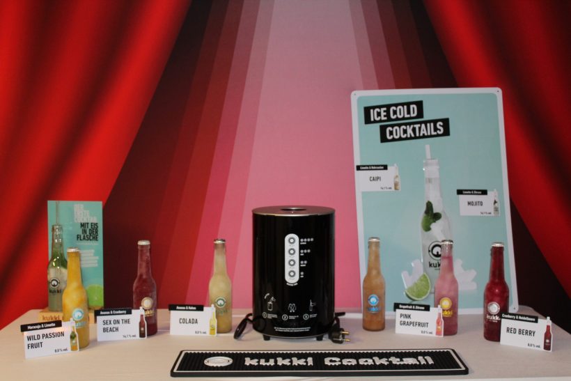 Ein alkoholopferender Stand mit verschiedenen Getränken und einer Karte im Hintergrund.