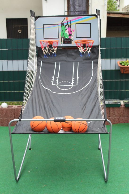 Basketball-Spielgerät mit zwei Körben und mehreren Bällen davor.